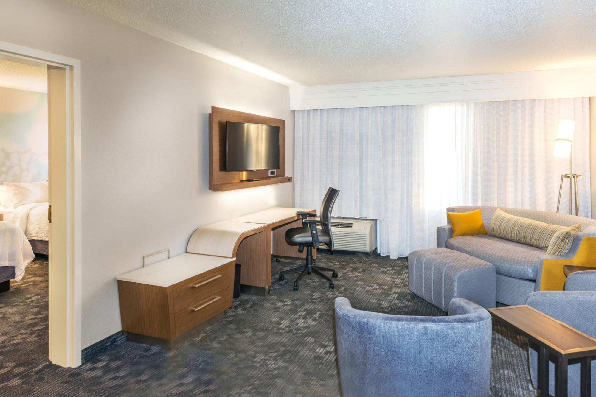 Courtyard By Marriott At Opryland 3*
